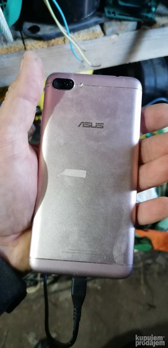 mobilni telefon asus