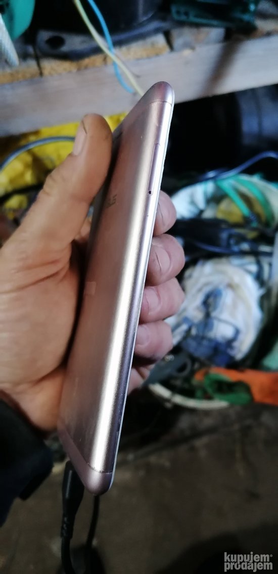mobilni telefon asus