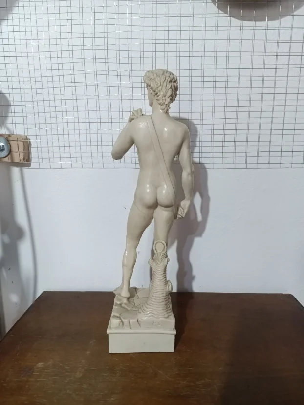 Kamena figura Mikelandjelovog Davida