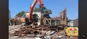 Rušenje objekata bagerima i odvoz šuta