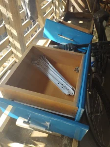 3 korišćene fioke odvojene od komode
