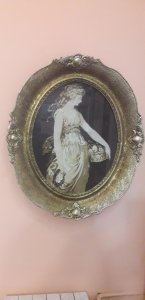 Goblen Devojka sa korpom cveća u ruci