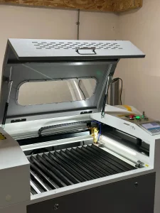 Lasersko sečenje i graviranje Co2 laserom