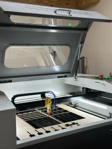 Lasersko sečenje i graviranje Co2 laserom