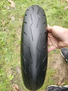 Moto guma pirelli 120/70/17 god 2023