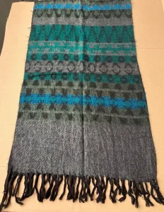 ŠAL unisex, nov,kvalitetan,diskretnog dizajna,širi sa resama