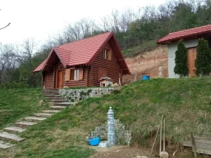 Vikendica sa lepim placem, Širine!