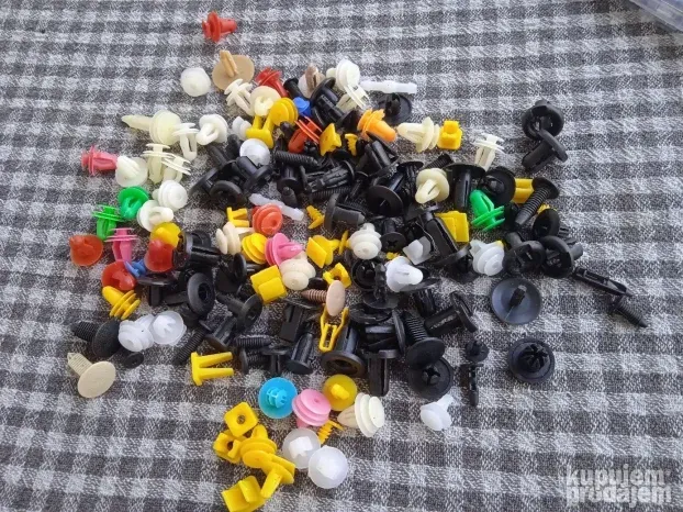 Tiple razne, crne, bele u boji