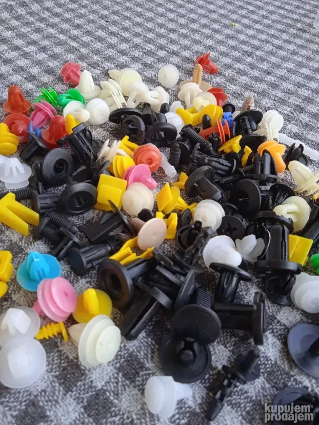 Tiple razne, crne, bele u boji