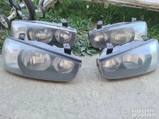 Hyundai elantra levi i desni far od 2000-2004