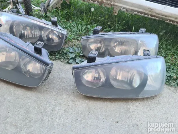 Hyundai elantra levi i desni far od 2000-2004