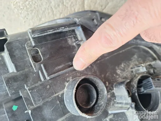 Audi A 3 8V far desni ksenon