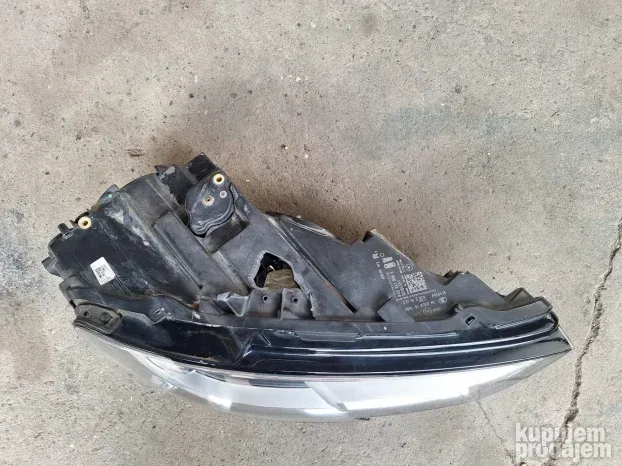 Audi A 3 8V far desni ksenon