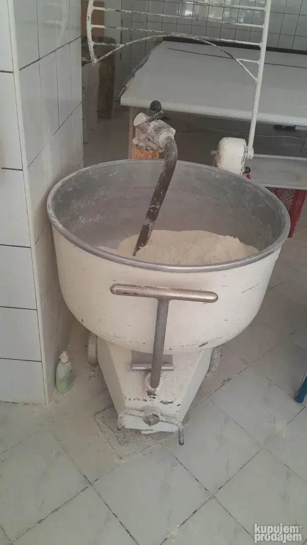 RASPRODAJA Pekarske Opreme! Mešalica, Peć, Vitrine, i još!