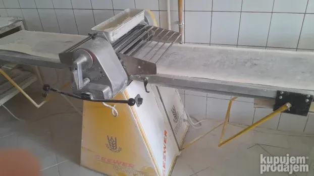 RASPRODAJA Pekarske Opreme! Mešalica, Peć, Vitrine, i još!