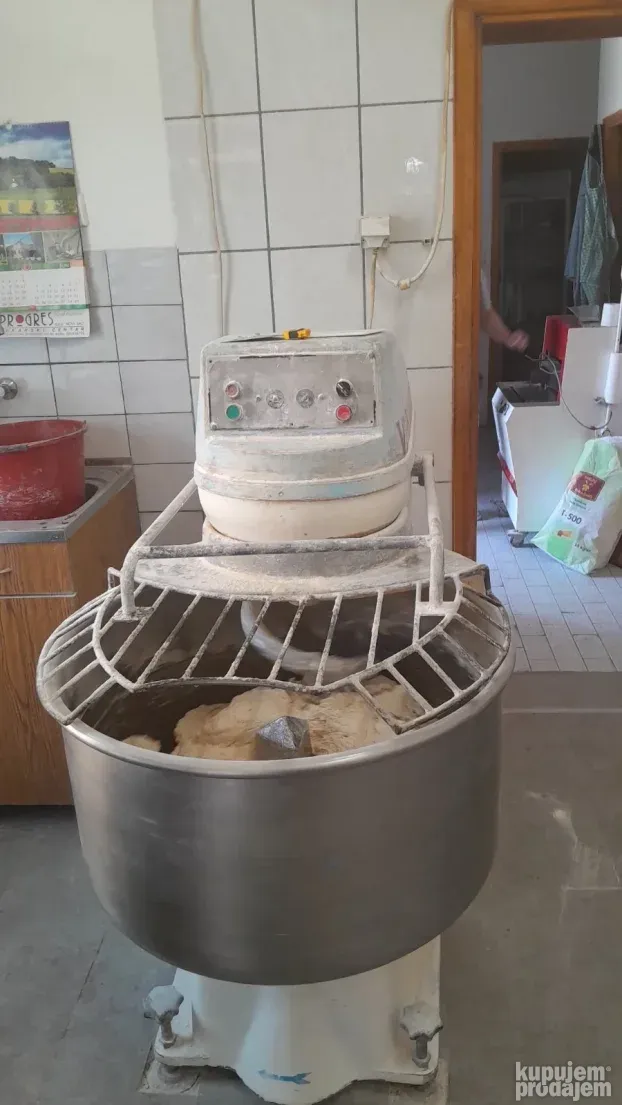 RASPRODAJA Pekarske Opreme! Mešalica, Peć, Vitrine, i još!