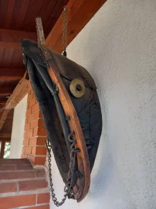 Veliki i prelep konjski jaram, koza i drvo