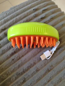 Cetka za ljubimce sa ovlazivacem pet brush