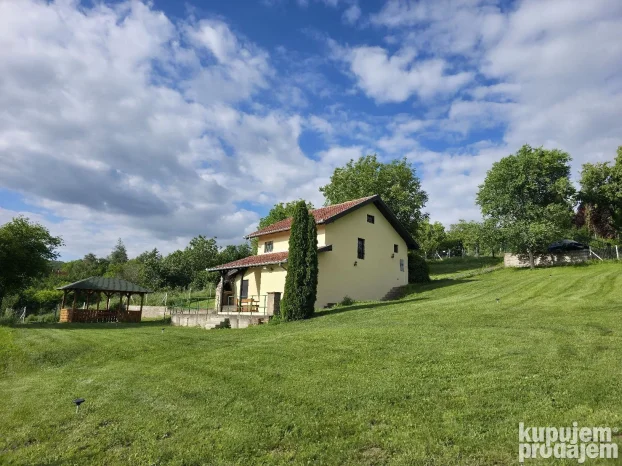 Irig, Širi centar, 3.0 trosobna, 106 m²