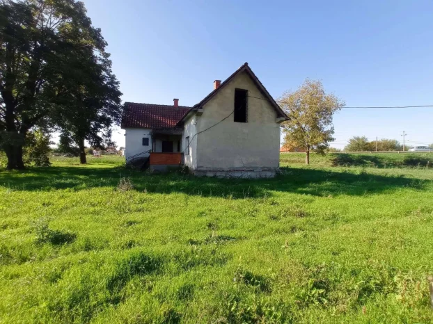 Izdavanje, Plac 64 ara sa starom kućom 104m2, Stubline