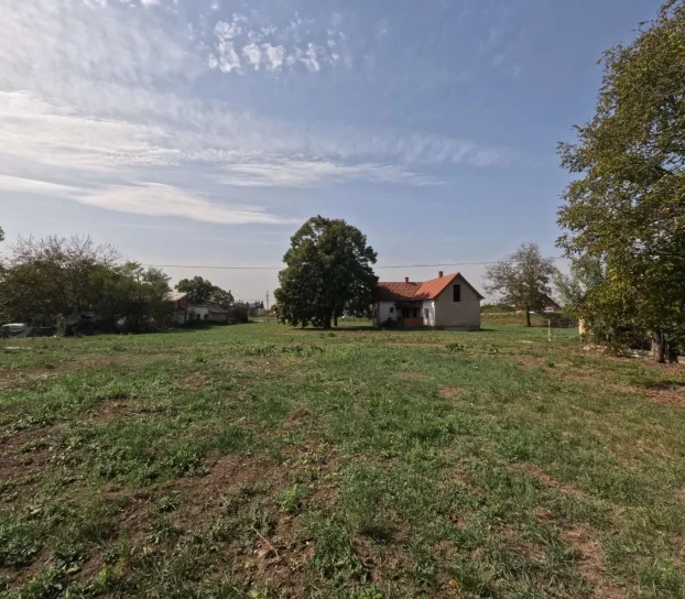 Izdavanje, Plac 64 ara sa starom kućom 104m2, Stubline