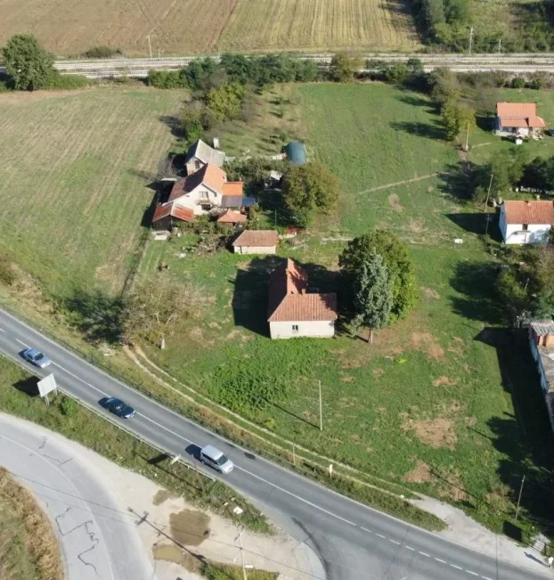 Izdavanje, Plac 64 ara sa starom kućom 104m2, Stubline