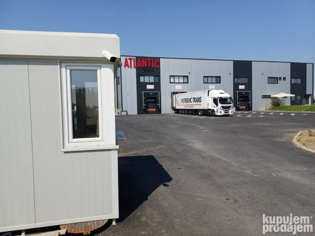 Portirnice sa ukrasnom atikom