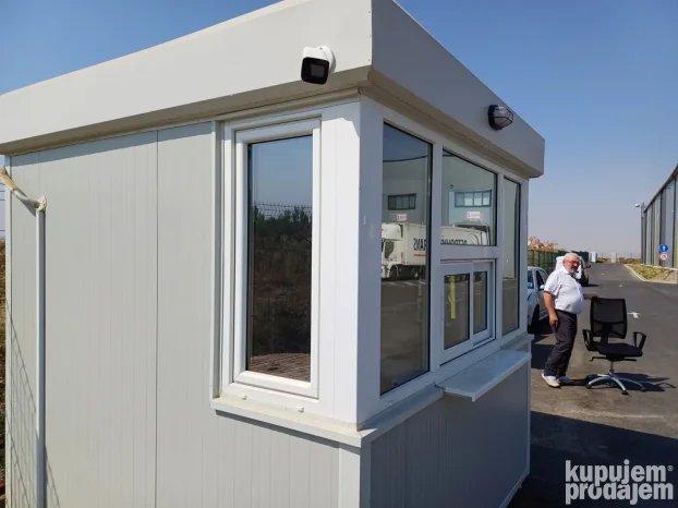 Portirnice sa ukrasnom atikom