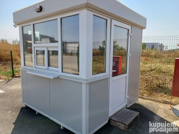 Portirnice sa ukrasnom atikom