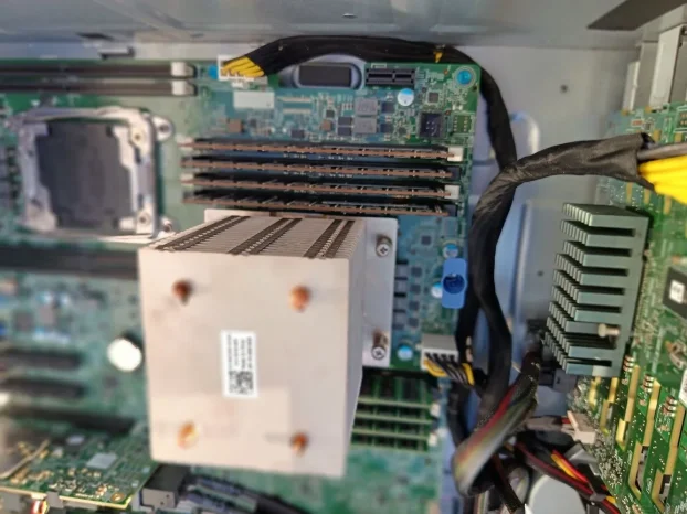 Dell T430 E5-2667 v4 128 GB H730 Raid + HBA330 16x sff