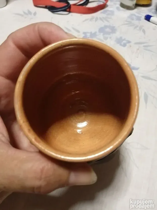 Keramički mali ćup obložen kožom
