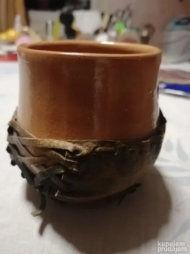 Keramički mali ćup obložen kožom