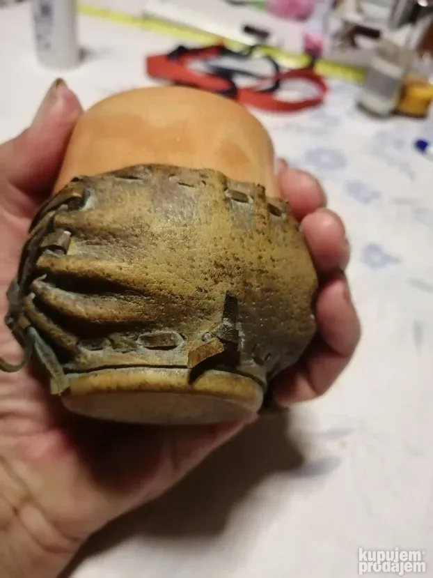 Keramički mali ćup obložen kožom