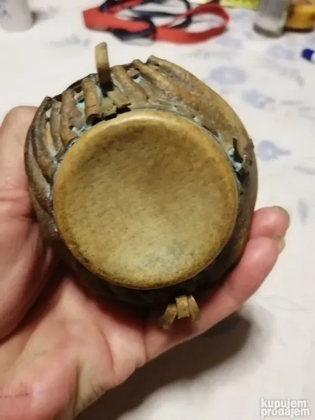 Keramički mali ćup obložen kožom