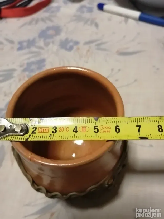 Keramički mali ćup obložen kožom