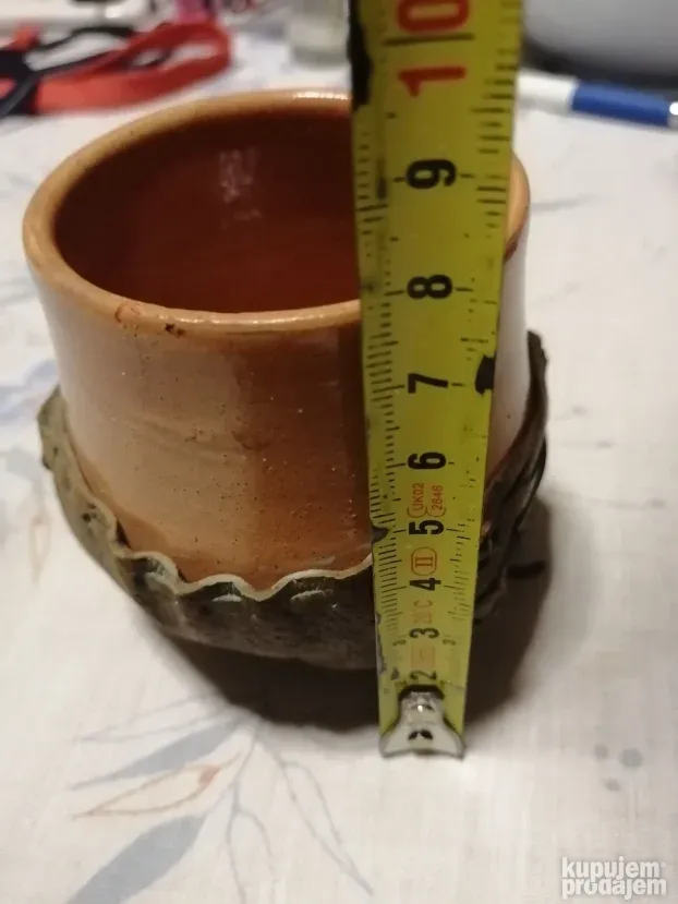 Keramički mali ćup obložen kožom
