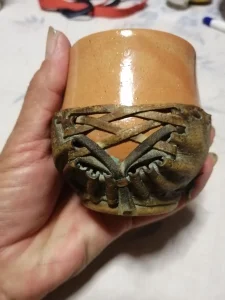 Keramički mali ćup obložen kožom