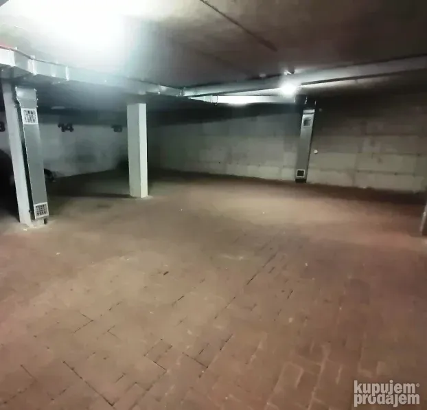 Garažno mesto - parking u suterenu zgrade u Branka Bajića