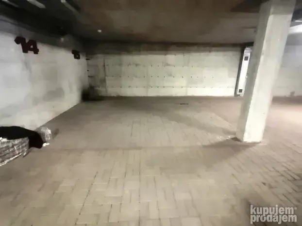 Garažno mesto - parking u suterenu zgrade u Branka Bajića