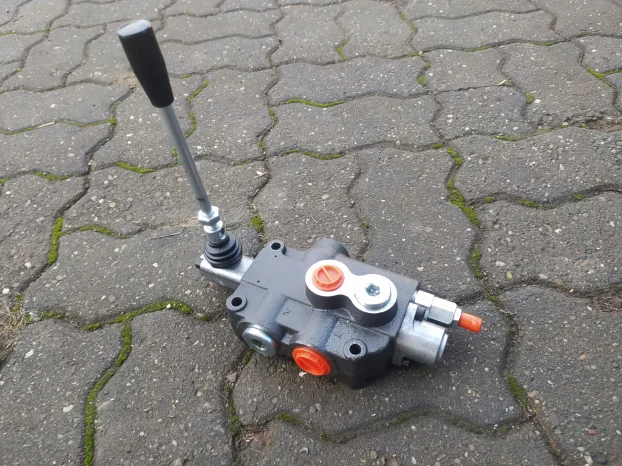 Rucni jednosmerni razvodnik hidraulike 1 sekcija 80l
