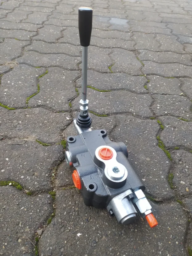 Rucni jednosmerni razvodnik hidraulike 1 sekcija 80l