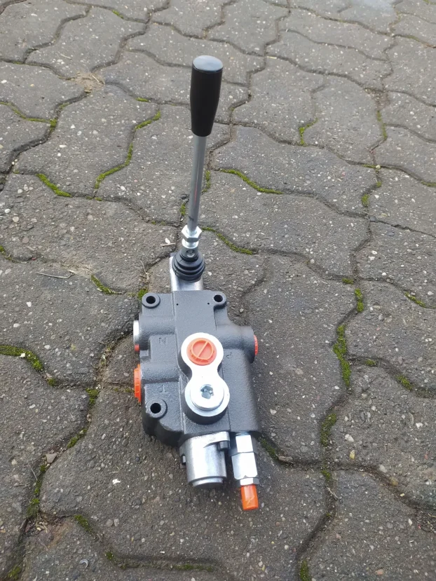 Rucni jednosmerni razvodnik hidraulike 1 sekcija 80l