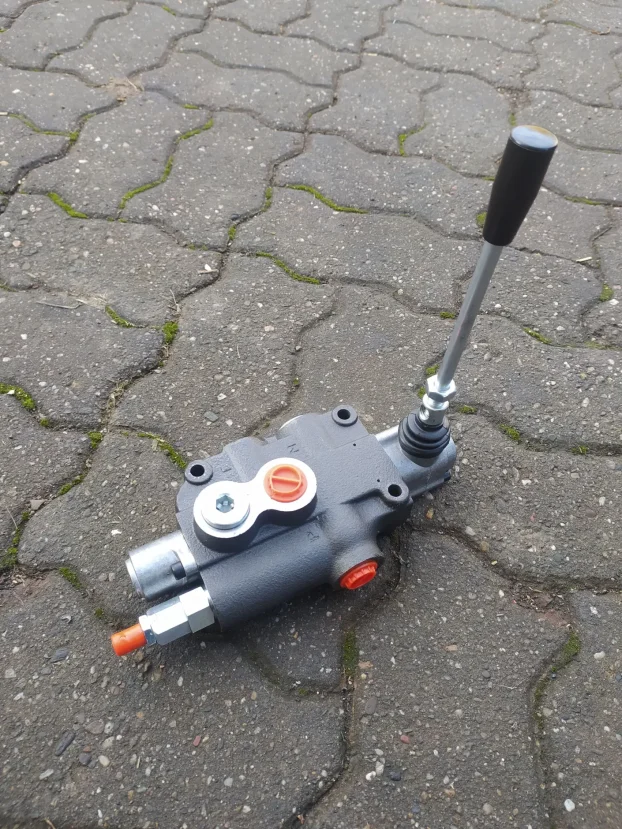 Rucni jednosmerni razvodnik hidraulike 1 sekcija 80l