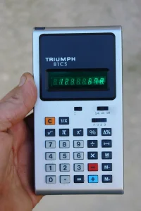 Stari kalkulator Triumph 81CS
