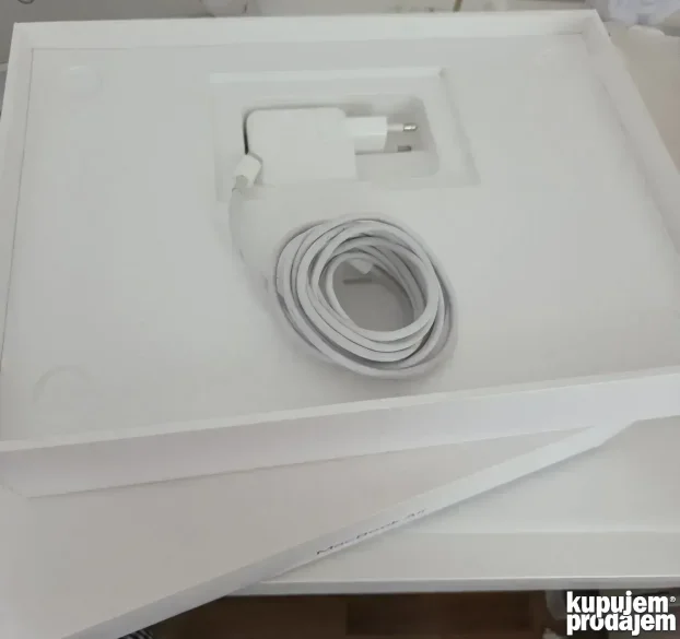 MacBook Air M1 8GB/256GB CYCLE COUNT 9, BATERIJA 100%
