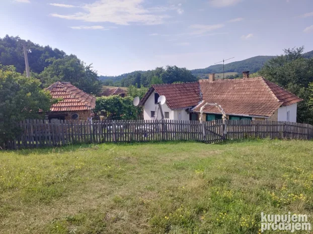 Prodajem seosko imanje sa kucom
