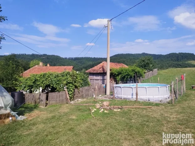 Prodajem seosko imanje sa kucom