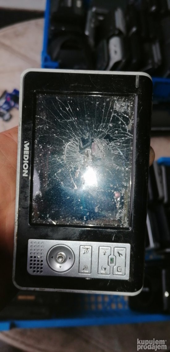navigacija za auto medion mdpna200s md95900 polupan ekran