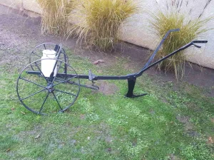 Prodajem Stari konjski jednobrazni plug.