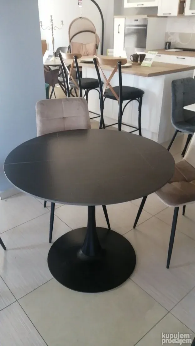 Trpezarijske stolice i stolovi-exponati